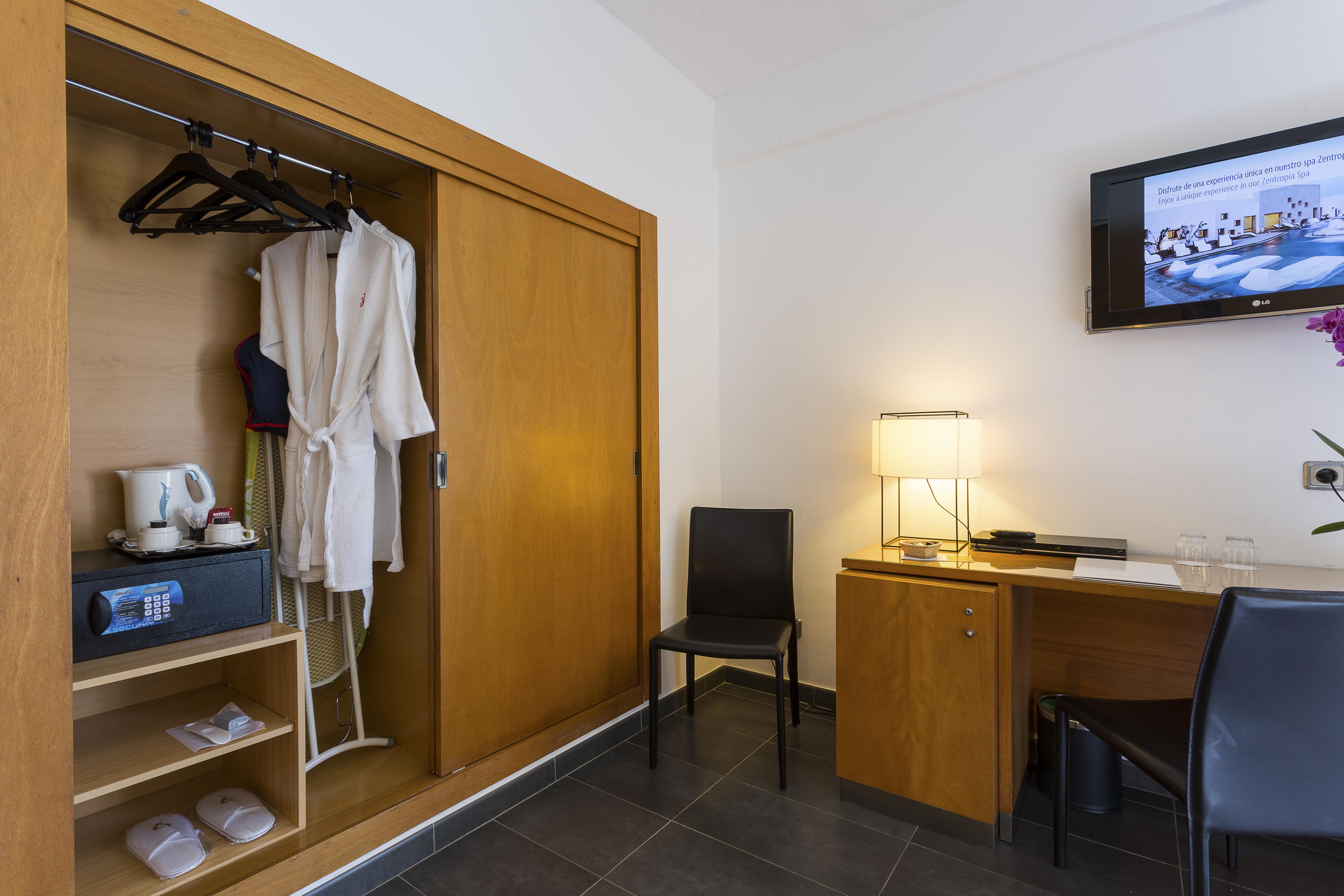 Palladium Hotel Cala Llonga - Adults Only Bagian luar foto