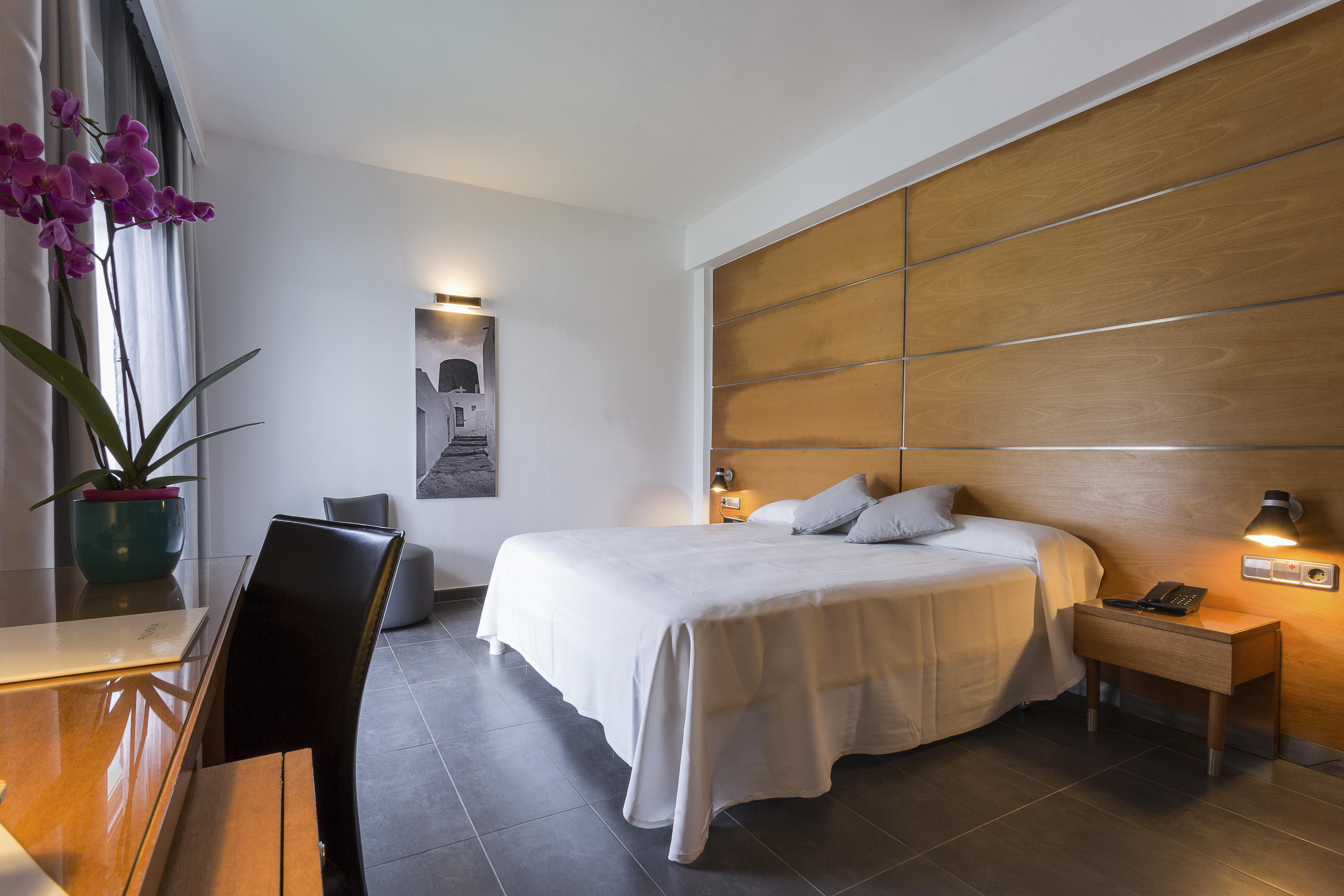 Palladium Hotel Cala Llonga - Adults Only Bagian luar foto